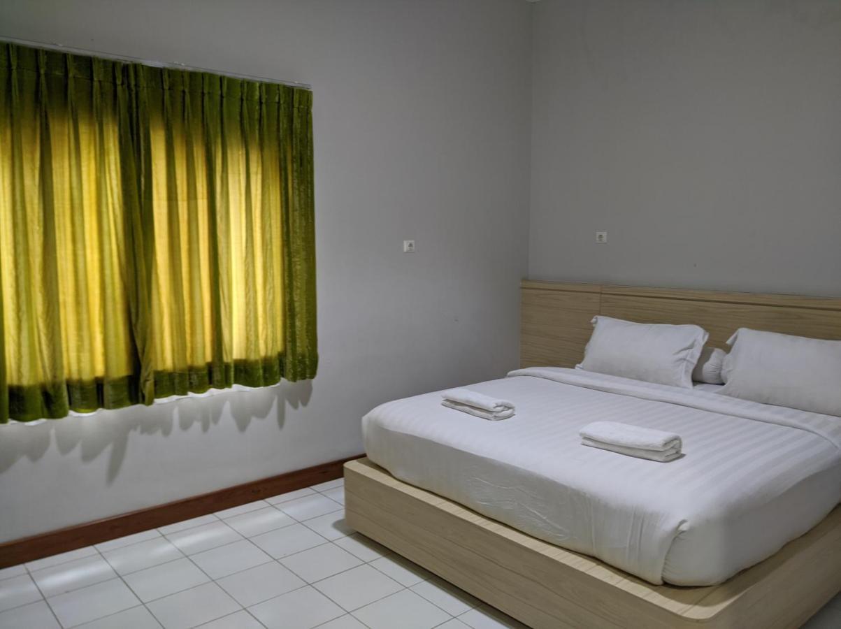 Отель Twin Star Surakarta  Экстерьер фото