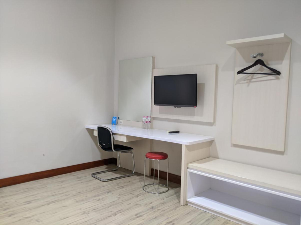 Отель Twin Star Surakarta  Экстерьер фото