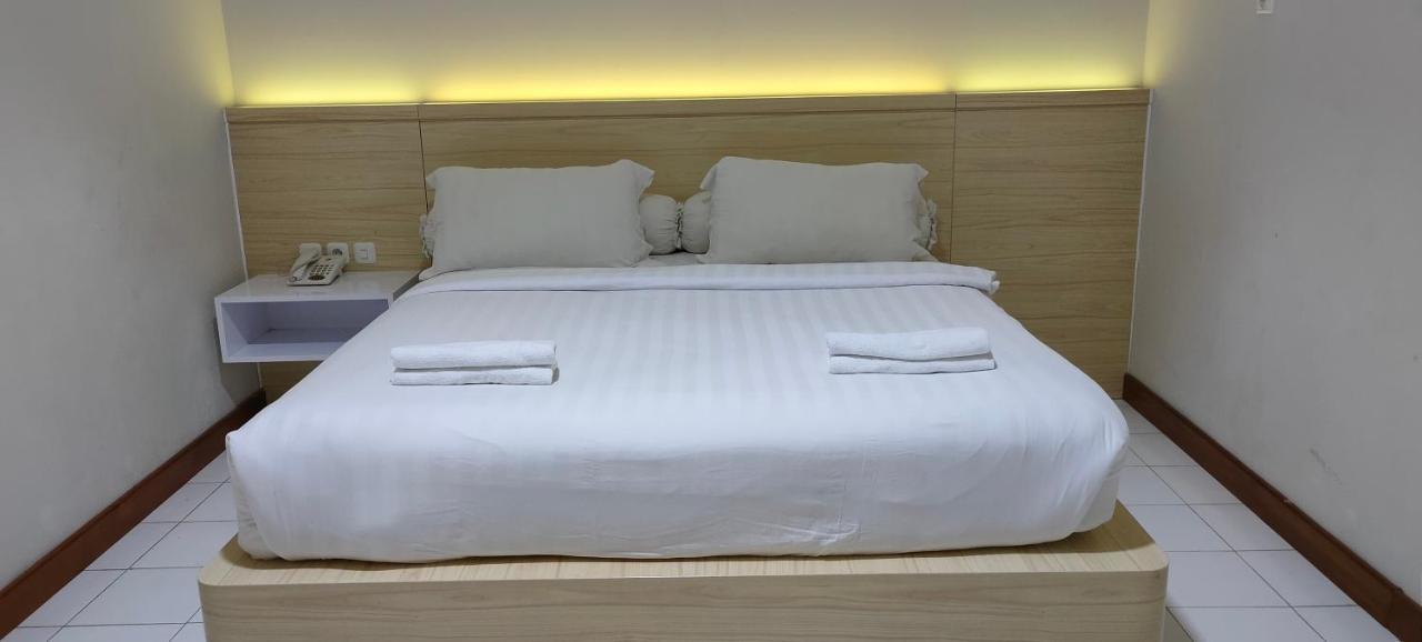 Отель Twin Star Surakarta  Экстерьер фото