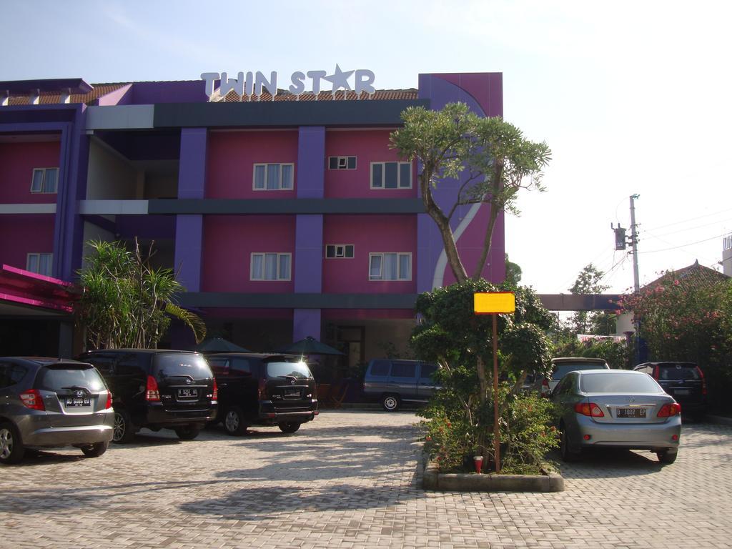 Отель Twin Star Surakarta  Экстерьер фото