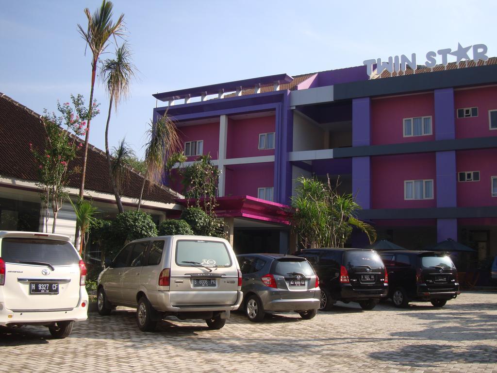 Отель Twin Star Surakarta  Экстерьер фото