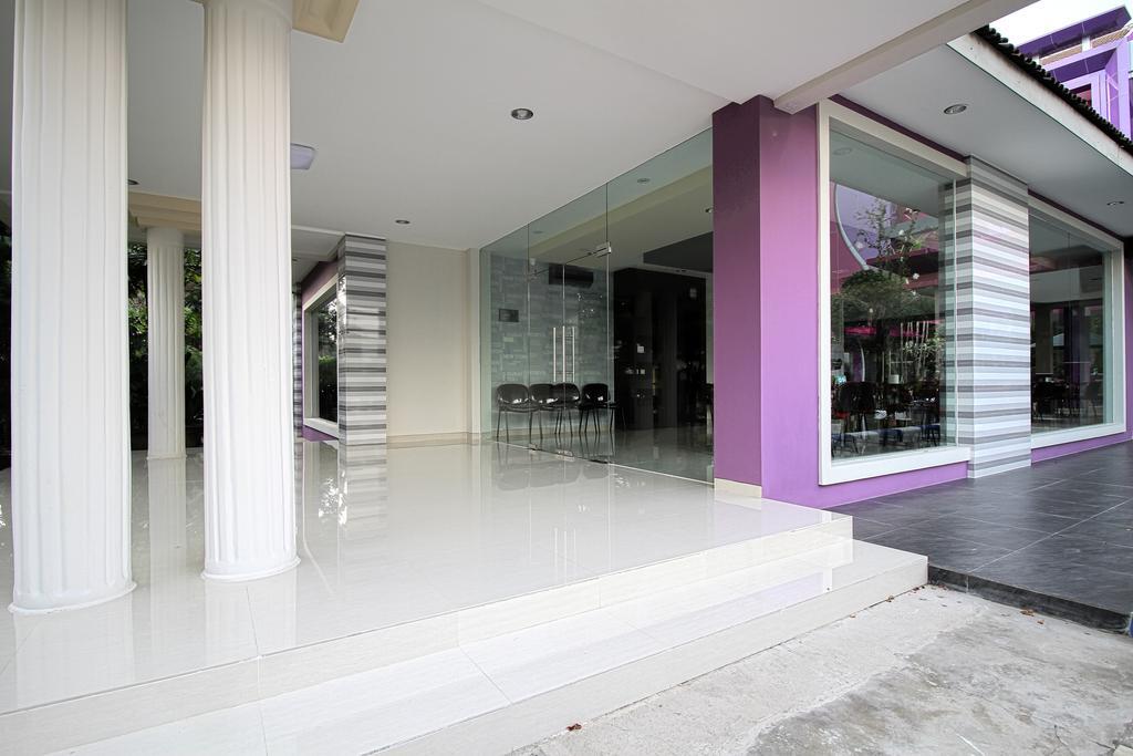Отель Twin Star Surakarta  Экстерьер фото