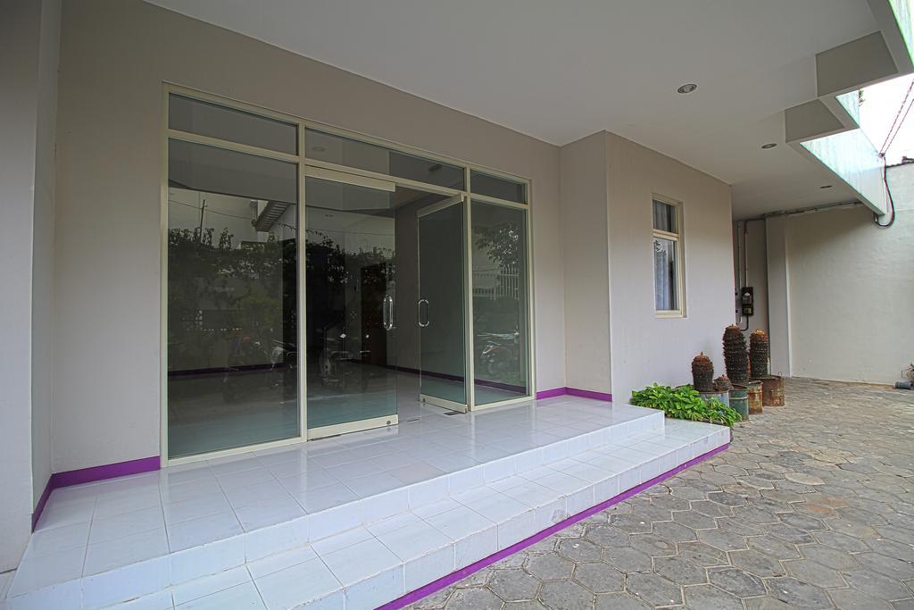 Отель Twin Star Surakarta  Экстерьер фото