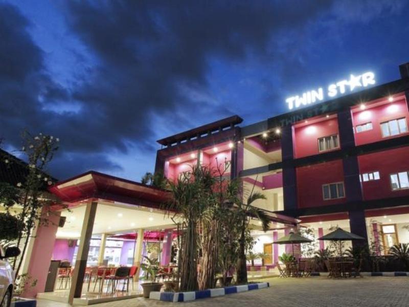 Отель Twin Star Surakarta  Экстерьер фото