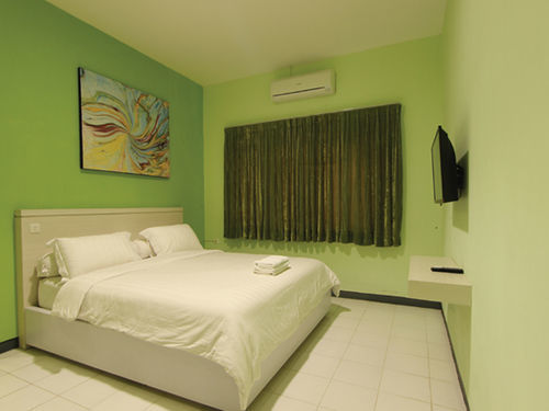 Отель Twin Star Surakarta  Экстерьер фото